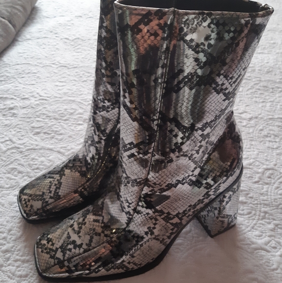 KOI FOOTWEAR Boots - Picture 1 of 3